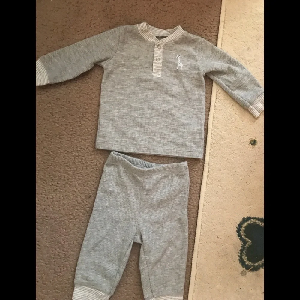 Carter’s 2 piece Giraffe outfit